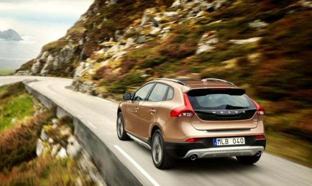 Новый Volvo V40 — версия Cross Country Дорожный просвет вольво v40 cross country